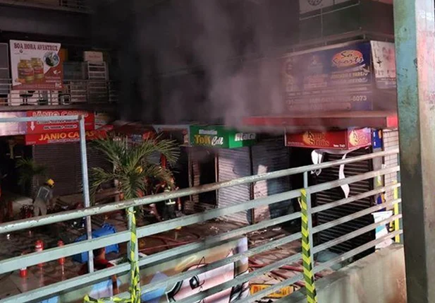 Incêndio destrói lojas do Shopping da Cidade