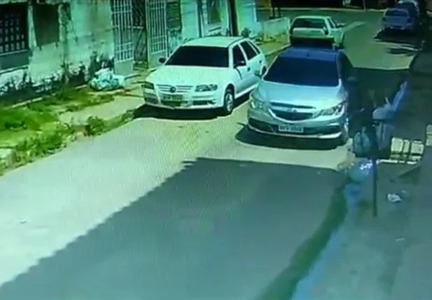Bandidos são flagrados roubando carro no Tancredo Neves