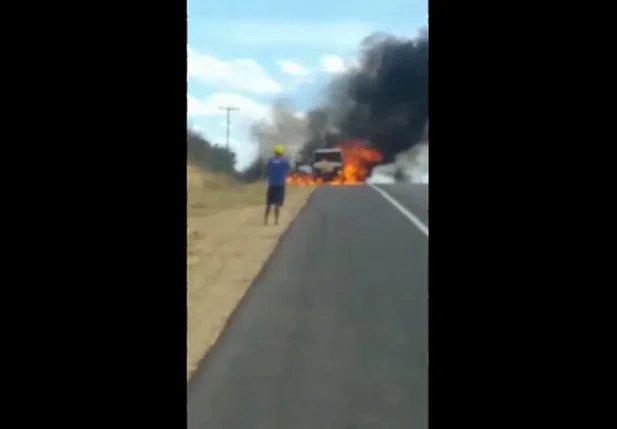 Caminhão reboque fica destruído após incêndio na BR 135