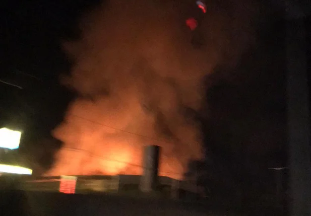 Incêndio de grande proporções destrói distribuidora JSB em Teresina