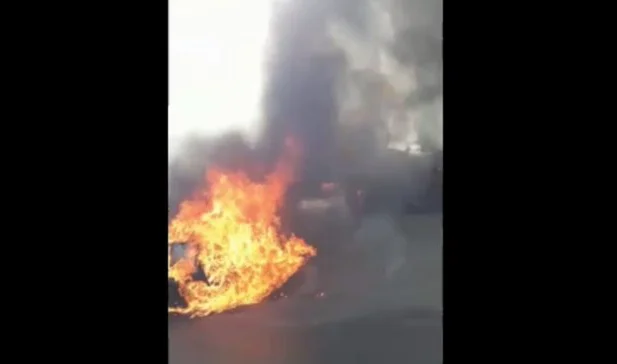 Carro pega fogo e fica destruído no bairro Tancredo Neves