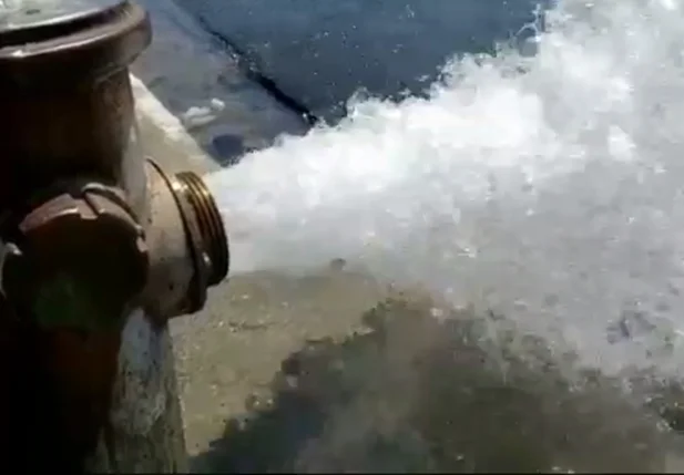 Vazamento deixa rua alagada na zona norte de Teresina