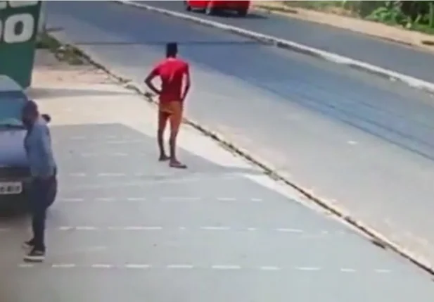 Câmera flagra bandidos furtando roupas de loja em Teresina