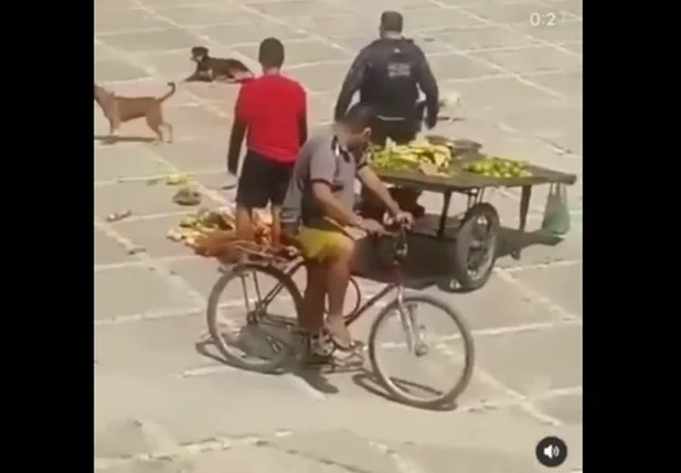 Vídeo mostra policial humilhando vendedor de frutas
