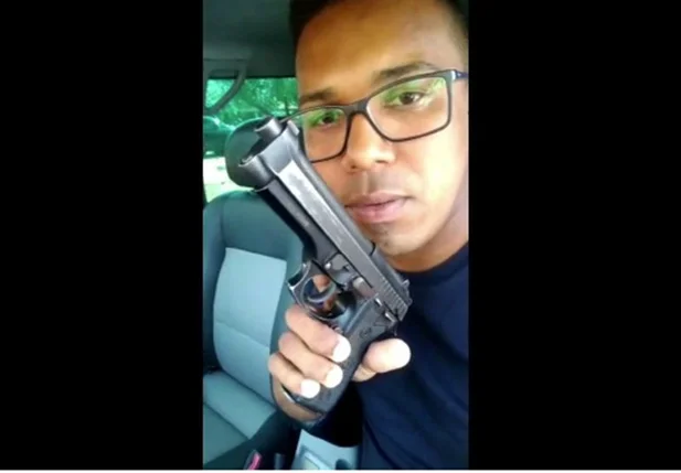 Assessor da Prefeitura de Agricolândia grava vídeo com armas