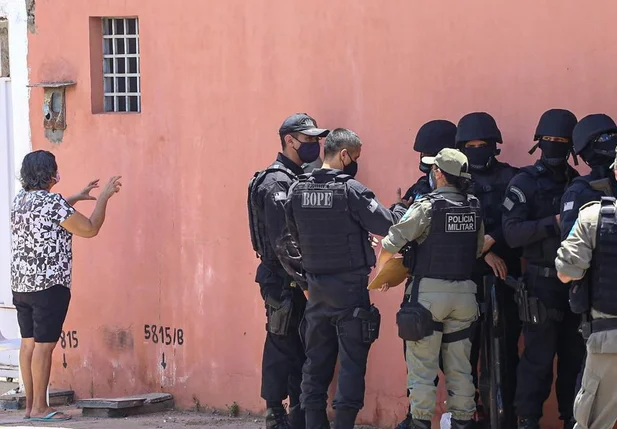 Criança de 9 anos é mantida refém pelo próprio pai