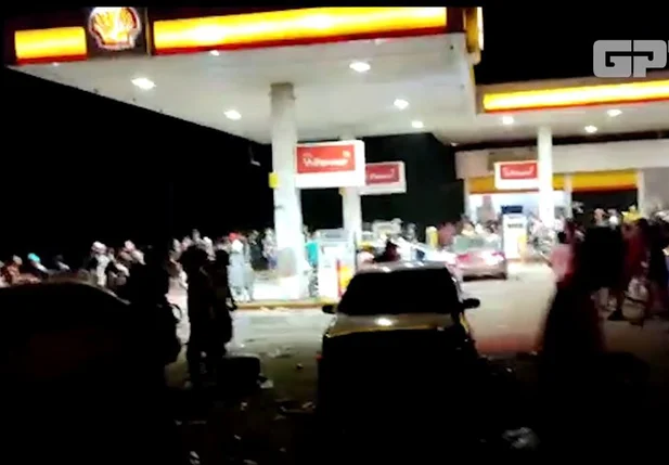 PM encerra aglomeração em posto de combustíveis em Teresina