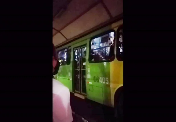 Ônibus lotado de passageiros na Praça João Luís Ferreira
