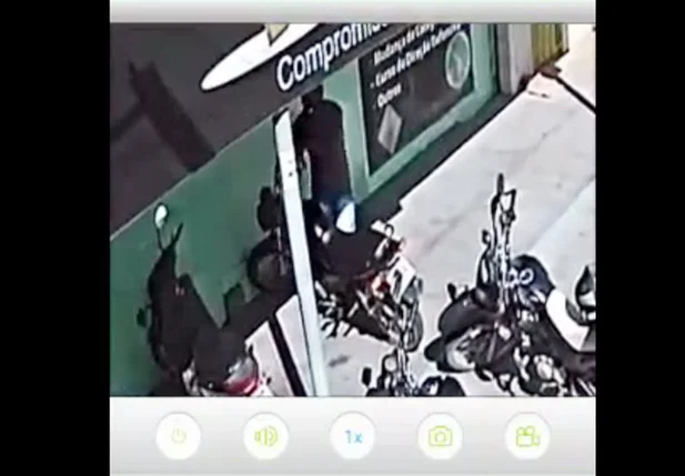 Câmera flagra furto de moto em autoescola na zona norte