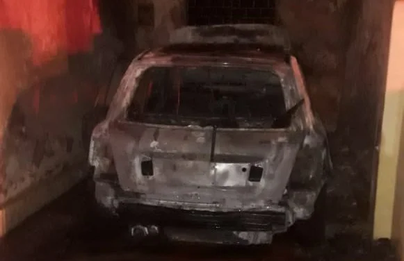 Carro pega fogo dentro de garagem na zona norte de Teresina
