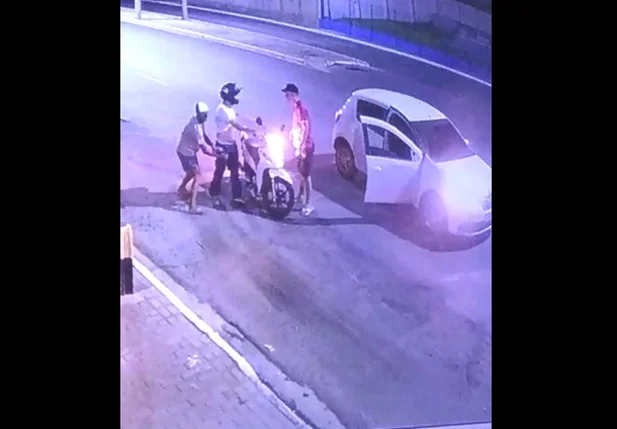 Câmera flagra policial sendo assaltado na zona sudeste de Teresina