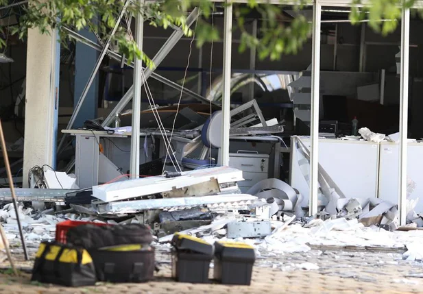 Bandidos explodem caixas eletrônicos da sede do TRE do Piauí