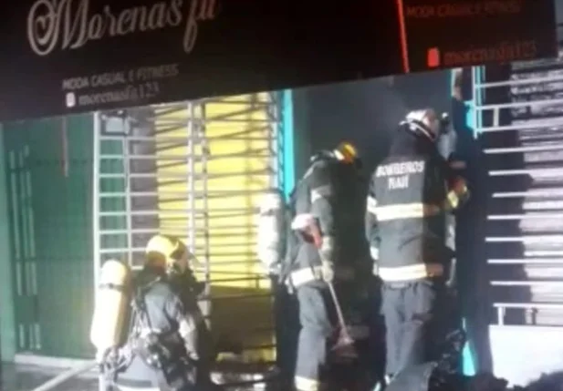 Incêndio de grandes proporções destrói loja no Mercado do Parque Piauí