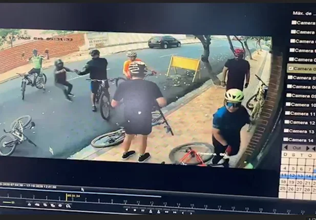 Câmera flagra ciclistas sendo assaltados na zona leste