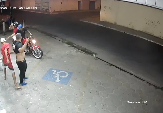 Câmera flagra assalto em pizzaria no bairro Dirceu