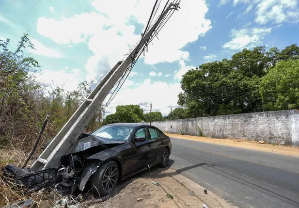Motorista perde controle e colide BMW em poste na zona leste