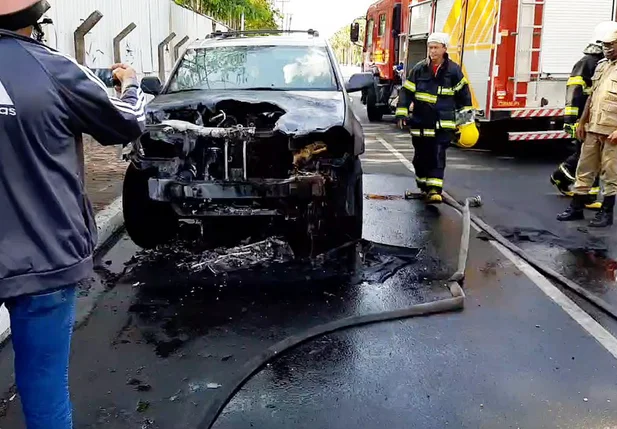 Carro pega fogo e frente fica destruída próximo ao Shopping Rio Poty