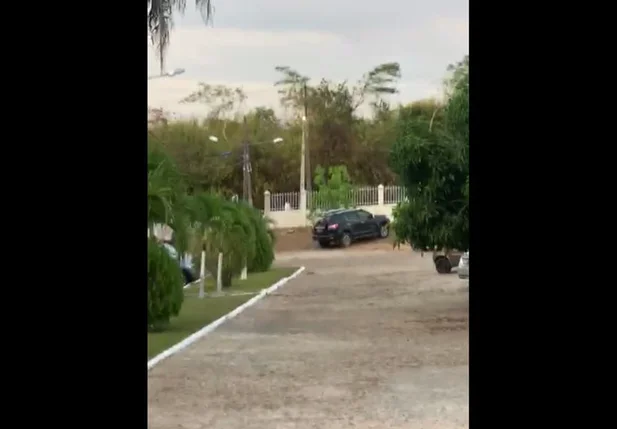 Carreta atrapalha velório no bairro Alto da Ressurreição