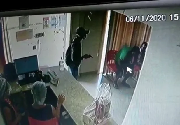 Câmera flagra assalto na clínica Coife Odonto do bairro Porto Alegre