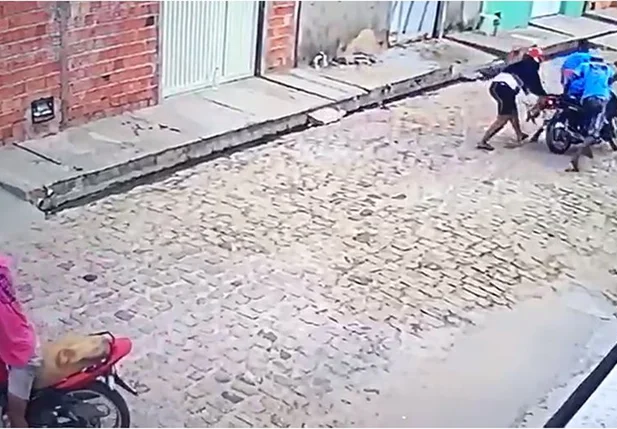 Câmera flagra mulher sendo assaltada no bairro Nova Teresina