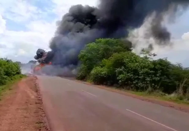 Carreta com óleo mineral pega fogo na rodovia BR 135