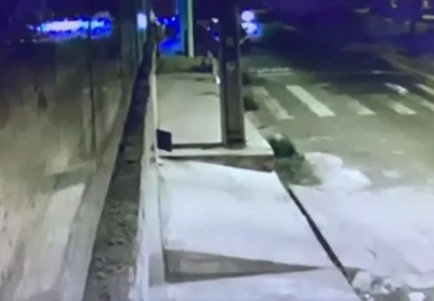 Câmera flagra troca de tiros entre bandidos e policial no Bela Vista