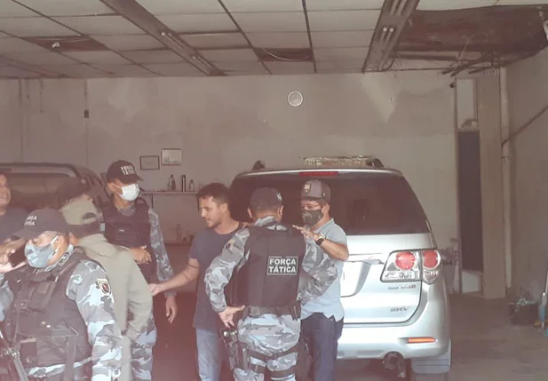 Policial se envolve em confusão com a PM e é levado à Central de Flagrantes