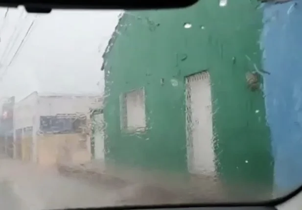 Chuva de granizo cai em Luzilândia e surpreende moradores