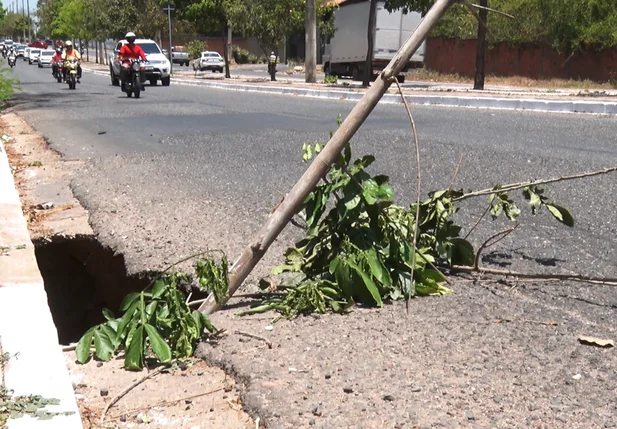 Buraco causa transtornos a motoristas na Avenida Presidente Kennedy