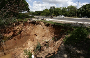 Cratera ameaça engolir trecho da Avenida Maranhão em Teresina