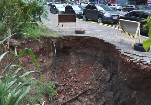 Cratera se abre no calçadão da Avenida Raul Lopes e põe pedestres em risco