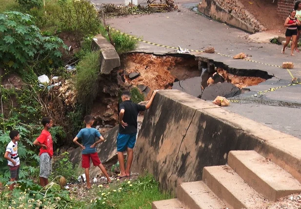 Cratera se abre e ameaça atingir casas no Satélite em Teresina