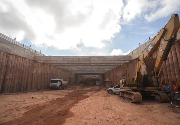 Ministro Renan Filho visita obra de rebaixamento da Avenida João XXIII