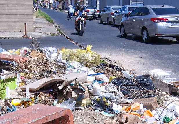 Lixo se acumula próximo a hospitais em várias regiões de Teresina