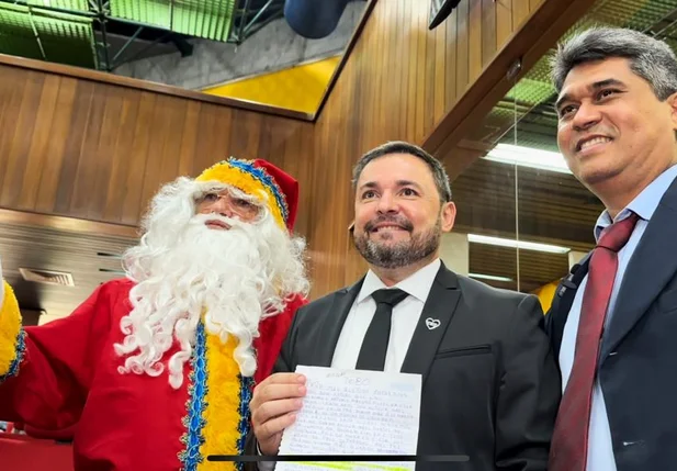 Deputados da Alepi adotam cartinhas do Papai Noel dos Correios