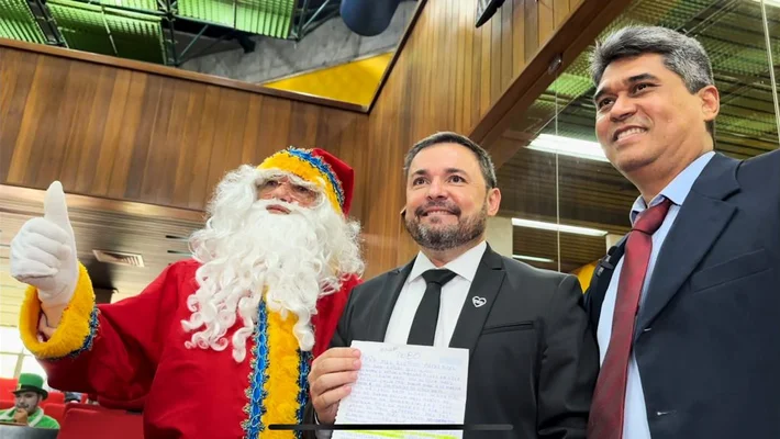 Deputados da Alepi adotam cartinhas do Papai Noel dos Correios
