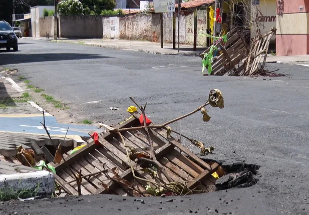 Buraco causa transtornos aos moradores do bairro Mocambinho