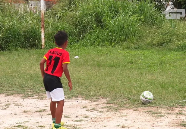 Professor ajuda crianças a realizarem sonho de atuar no futebol