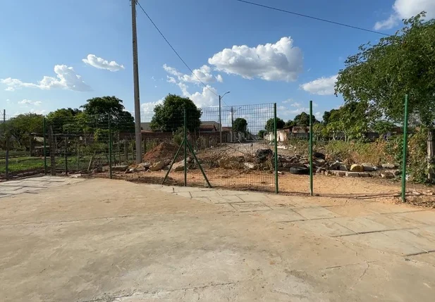 Moradores do bairro Parque Ideal sofrem com bloqueio de rua