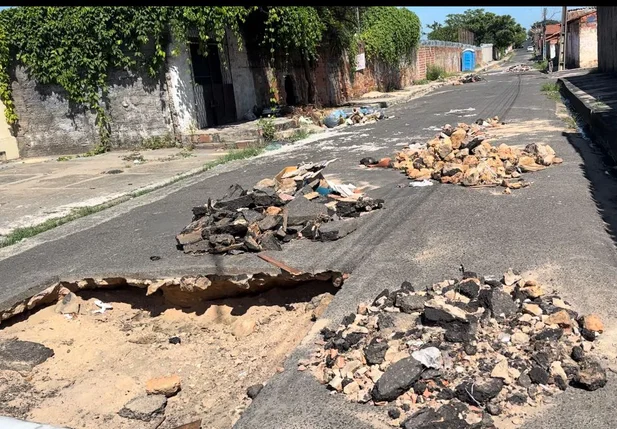Moradores enfrentam dificuldades em ruas com buracos no Dirceu