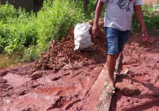 Moradores cobram calçamento na Vila Nova Esperança