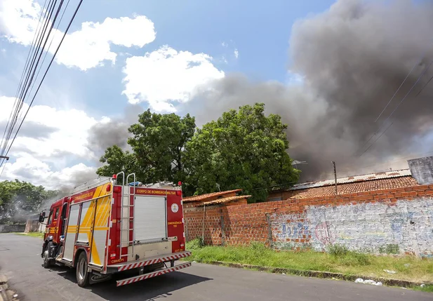 Metalúrgica pega fogo no bairro Matadouro na zona norte de Teresina
