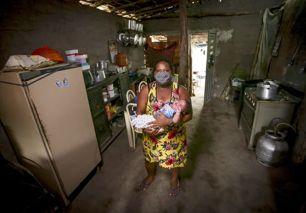 Mãe de bebê que nasceu com 7kg no Piauí faz apelo para construir casa