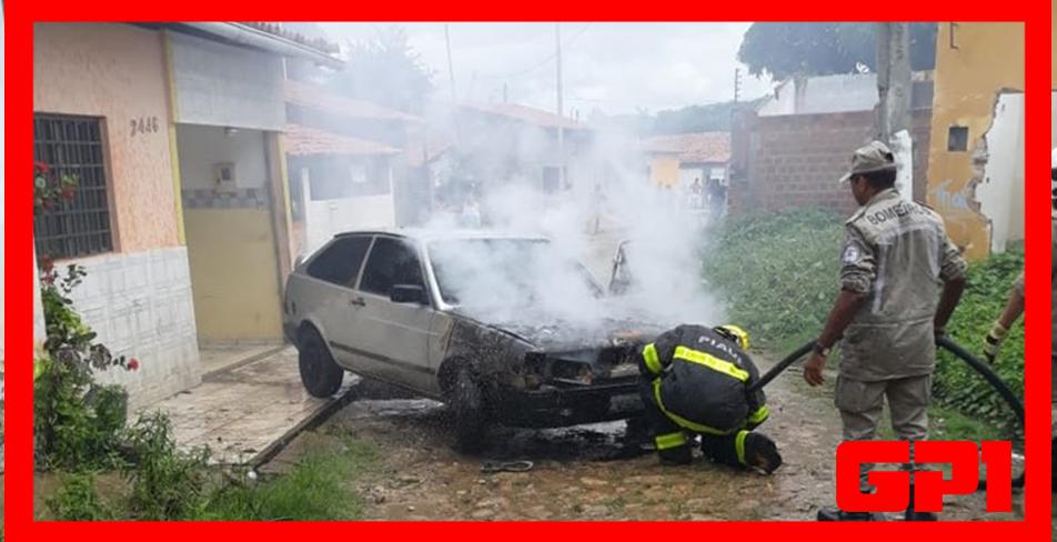 Carro pega fogo no bairro São Pedro e Bombeiros são 