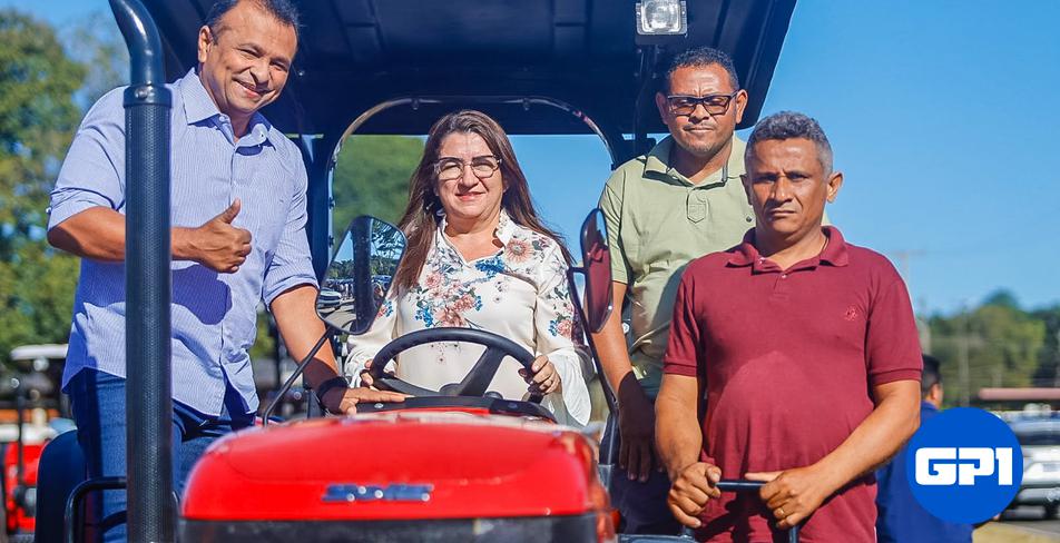 Ao lado de Wellington Dias, Fábio Abreu acompanha entrega de tratores e implementos agrícolas em Teresina