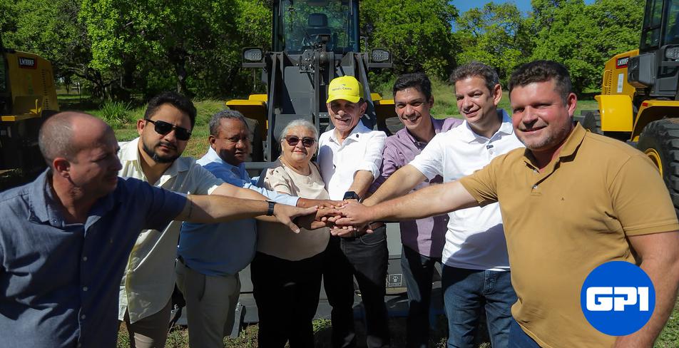 Senador Marcelo Castro entrega 19 pás carregadeiras para agricultura no Piauí